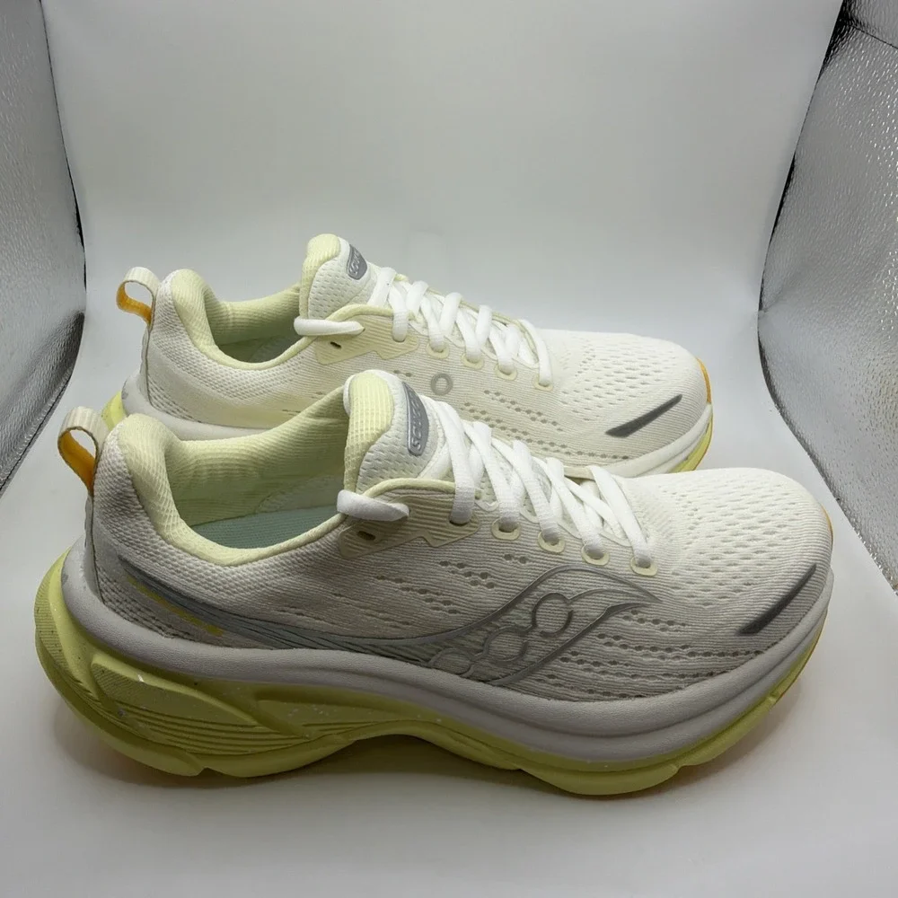 Saucony Women's Hurricane 25 Shoes. Ivory/Tender Size 7 New.